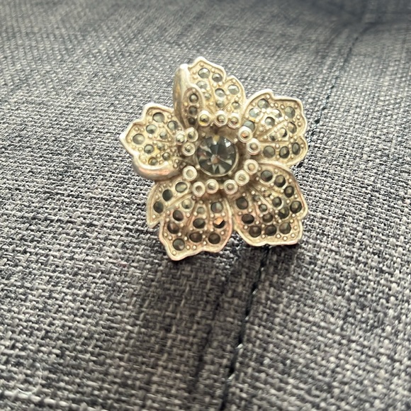 Gorgeous Silver Marcasite Floral Clip Earrings - Picture 15 of 16